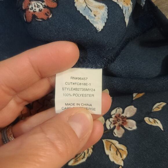 Eyeshadow Plus Size Lightweight Floral Open Shoulder Blouse - Picture 7 of 8